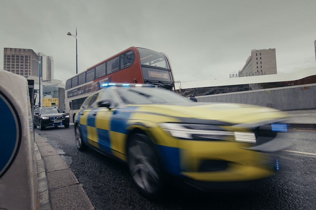 Suddig närbild på en polisbil i England. styrsystem varningsljus utryckningsfordon specialfordon