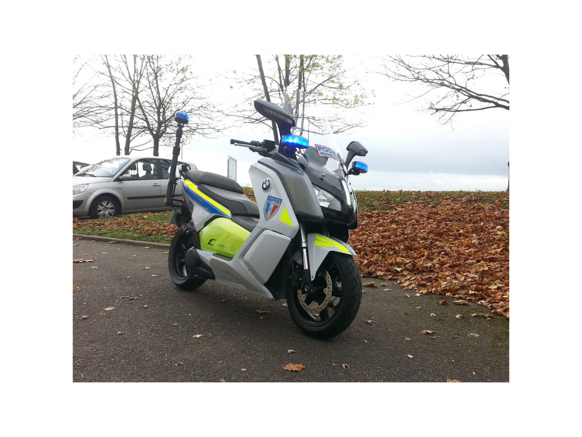Feu de pénétration à LED DIPA bleu et gyrophare sur mât pour scooter de Police
