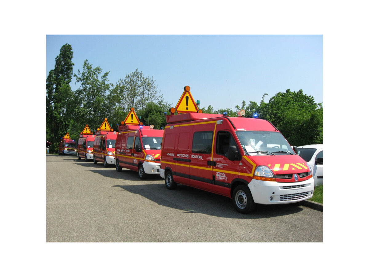 Ensemble de toit rouge avec triangle, gyrophare bleu et haut parleur blanc sur véhicule sapeurs pompiers
