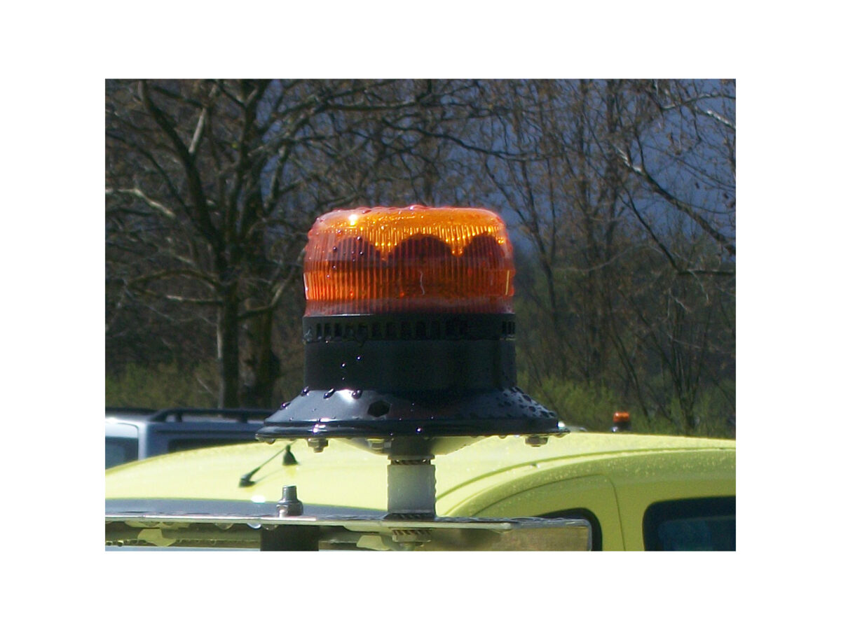 Gyrophare orange Gyroled Mercura avec fixation ISO sur véhicule de service