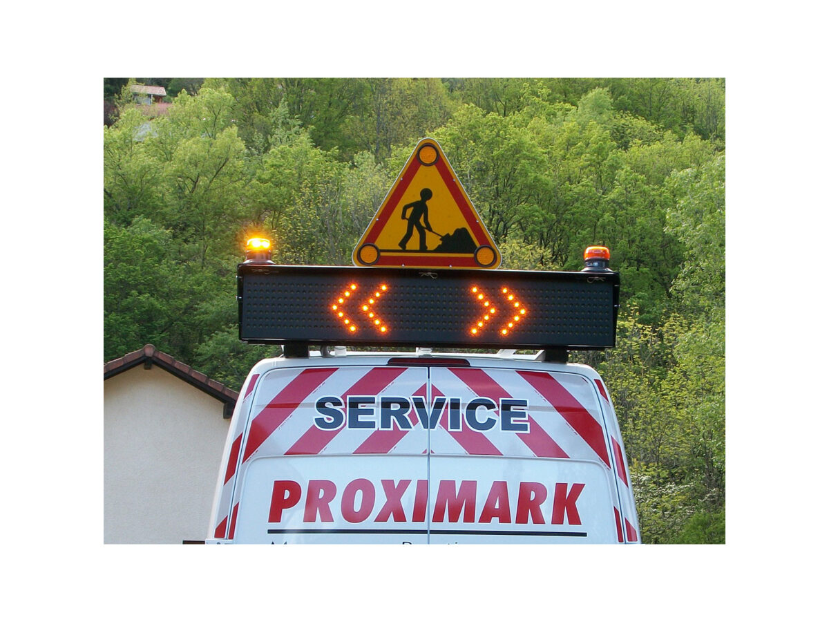Panneau à message Standby-Mercura avec gyrophare orange et triangle de travaux sur véhicule de service