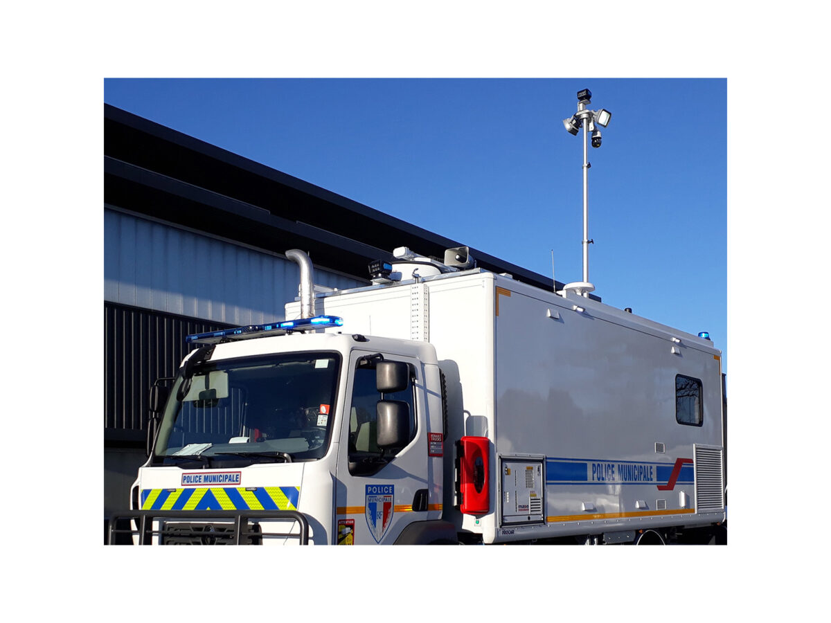 Rampe VEGA bleu avec sirène, projecteur laser 2 sur camion Police municipale
