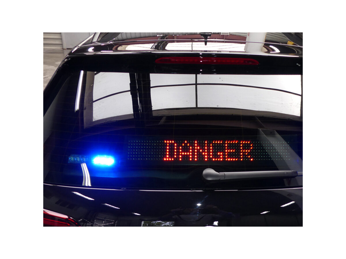 Panneau à message variable autonome sur plage arrière véhicule Police Nationale
