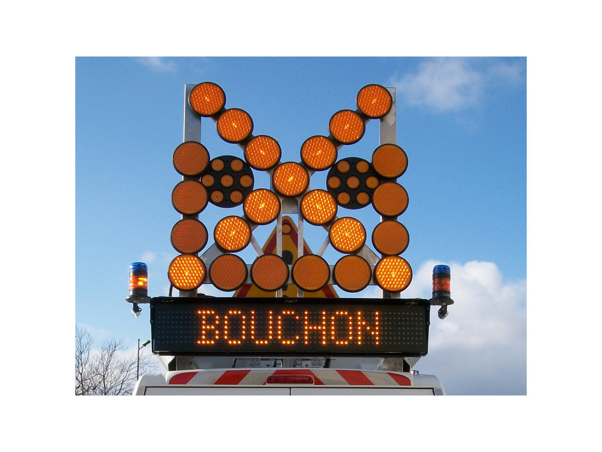 Panneau signalisation lumineux avec flèche et feux à led triangle et gyrophare orange