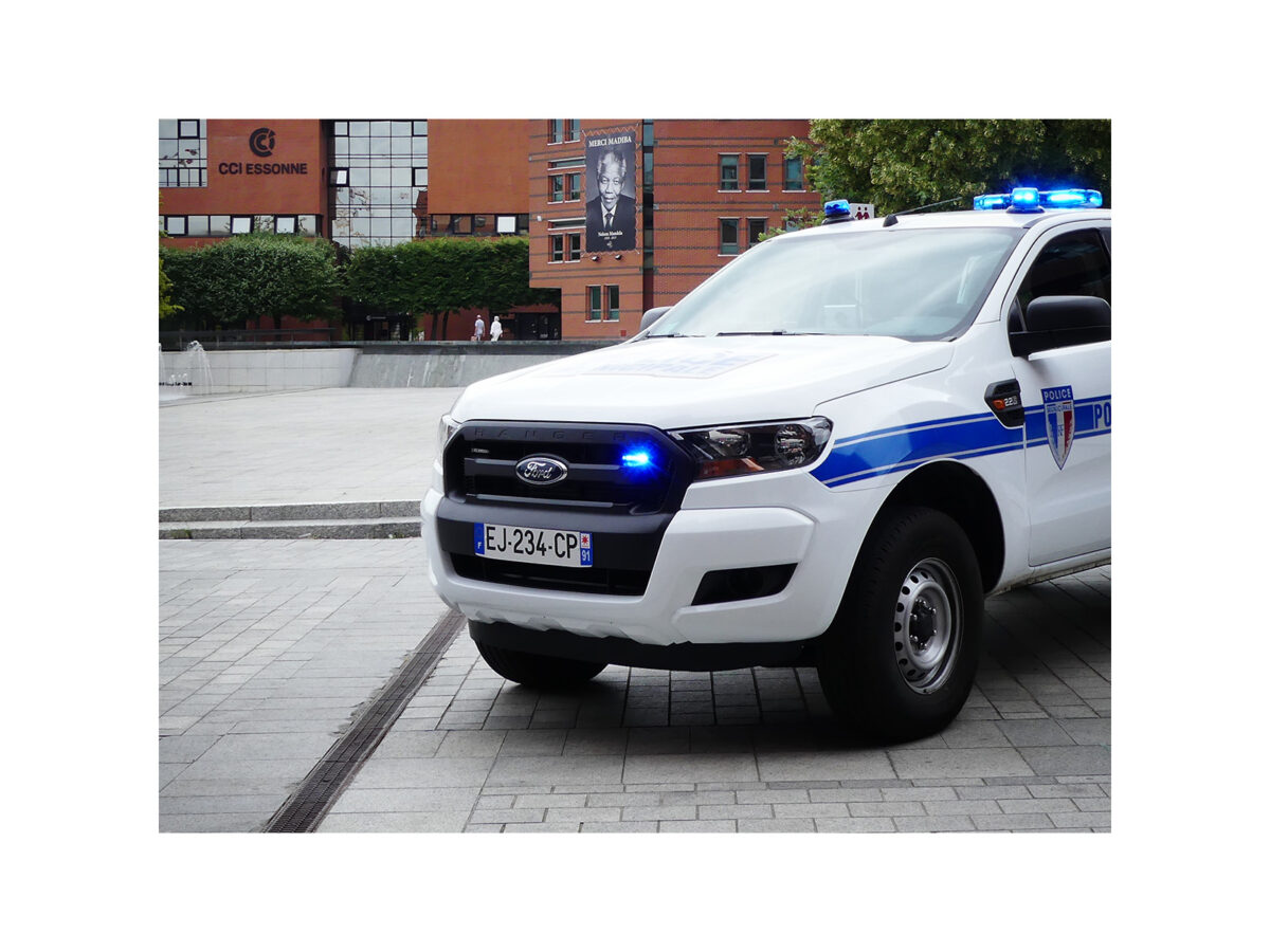 Feux de pénétration L54, mini rampe et gyrophare bleu sur véhicule de Police