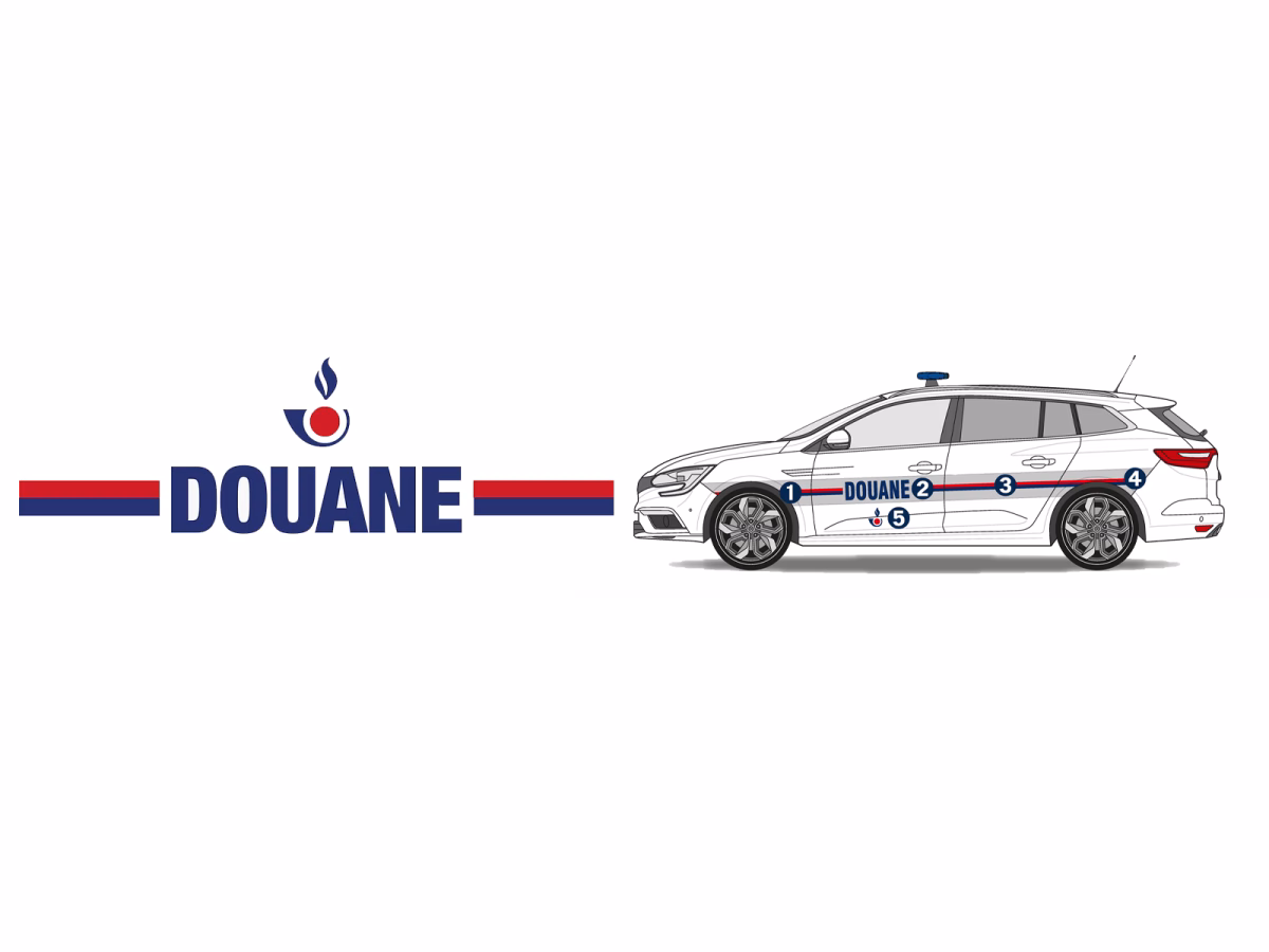 Kit DOUANE Véhicules Légers. Conçu spécifiquement pour l’équipement des véhicules des Douanes, ce kit de balisage assure une identification claire et réglementaire tout en garantissant une installation rapide et durable.