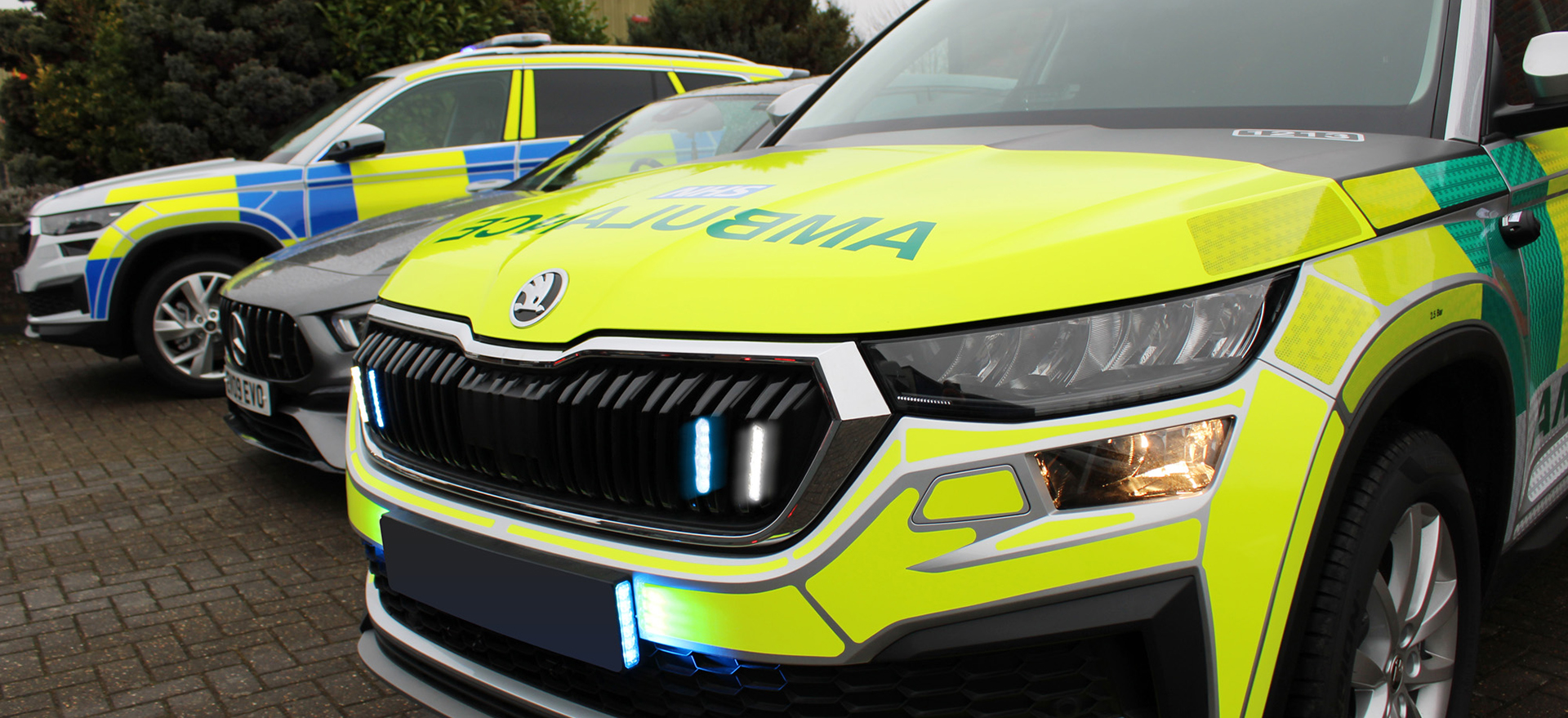 Close up of Skoda Kodiaq with Ambulance Livery featuring Blue and White Grille Lights and Stealth Reg Plate